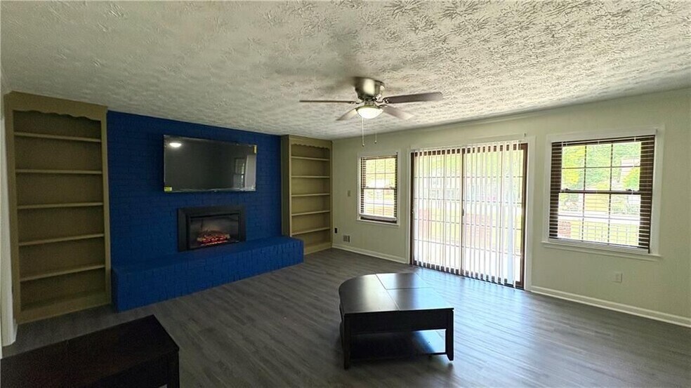 Building Photo - 2421 Fieldstone Dr SE