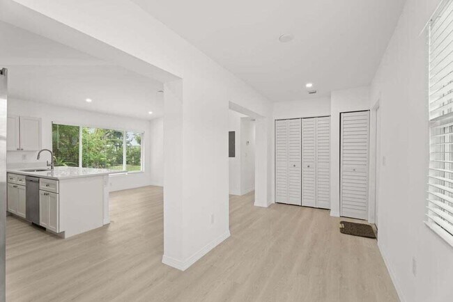 Building Photo - 121 S Lake Dr