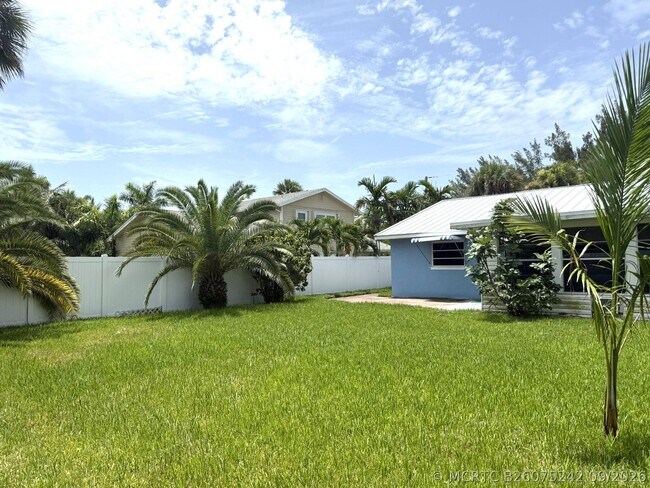 Building Photo - 1916 Coconut Dr