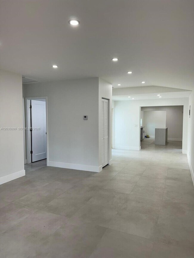 Building Photo - 4028 SW 49th Ct