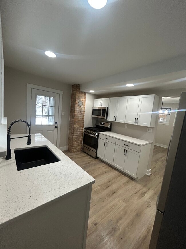 Building Photo - 746 McDonald St