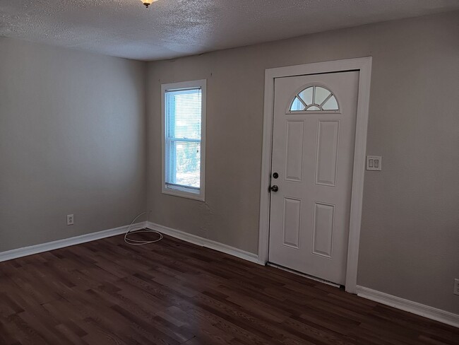 Building Photo - 2/1 home for rent - Come see before it is ...