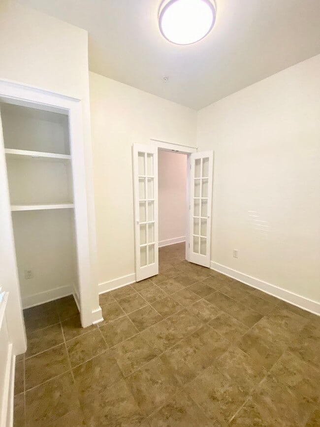 Building Photo - Townhome in First Ward!