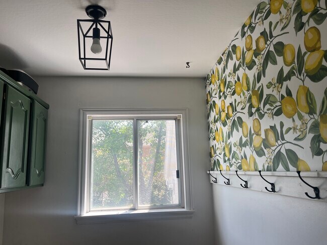 Building Photo - 598 N 300 W