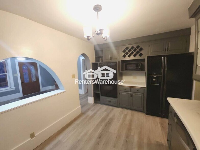 Building Photo - 1426 Douglas St