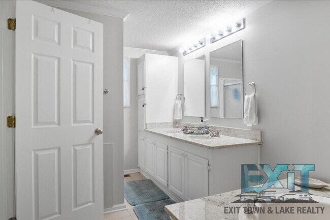 Building Photo - Lakefront Rental in Long Branch Shores