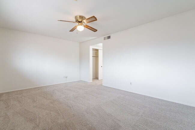 Building Photo - 2543 E Huntington Dr