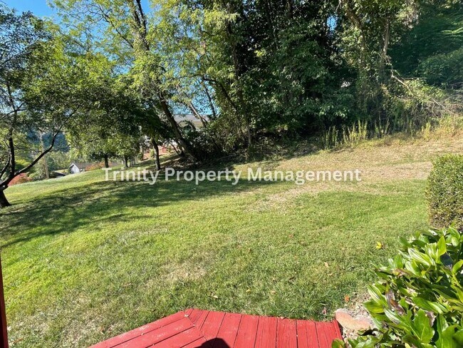 Building Photo - 305 Michael St