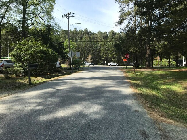 Building Photo - Cute cottage convenient to Chapel Hill and...