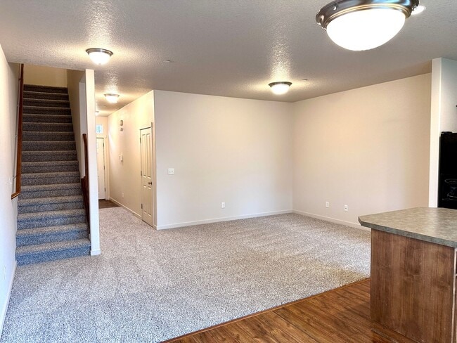 Building Photo - Beautiful 3 Bd 2.5 Ba Town Home by Vancouver Mall - SPECIAL JULY RENT FREE!
