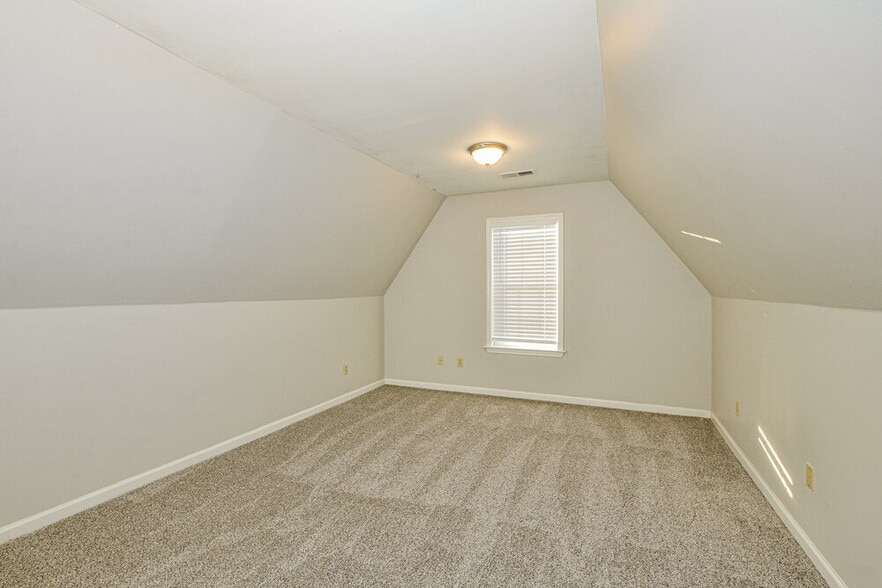 Building Photo - 1550 Far Dr