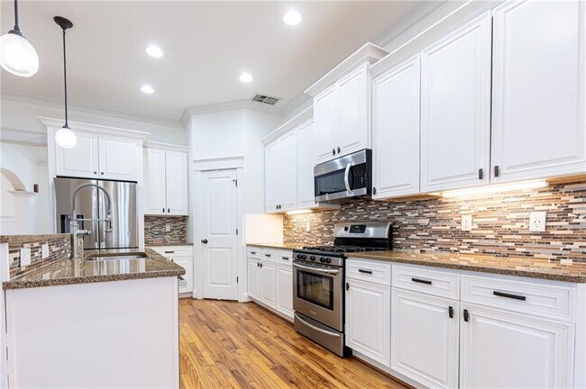 Building Photo - 2288 Oakview Rd NE