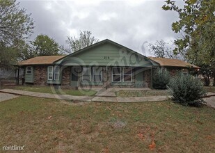 Building Photo - 215 E Robin Ln