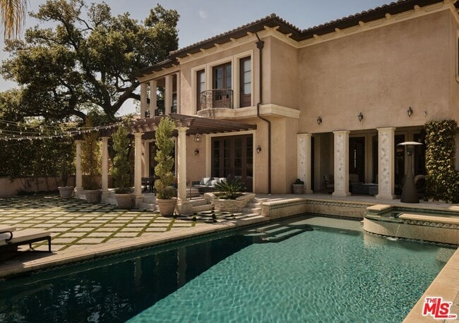 Building Photo - 614 N Palm Dr