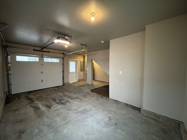 Building Photo - 688 Venture Wy