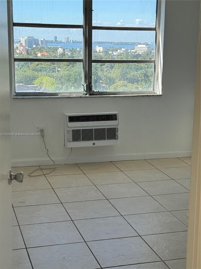 Building Photo - 3100 Collins Ave