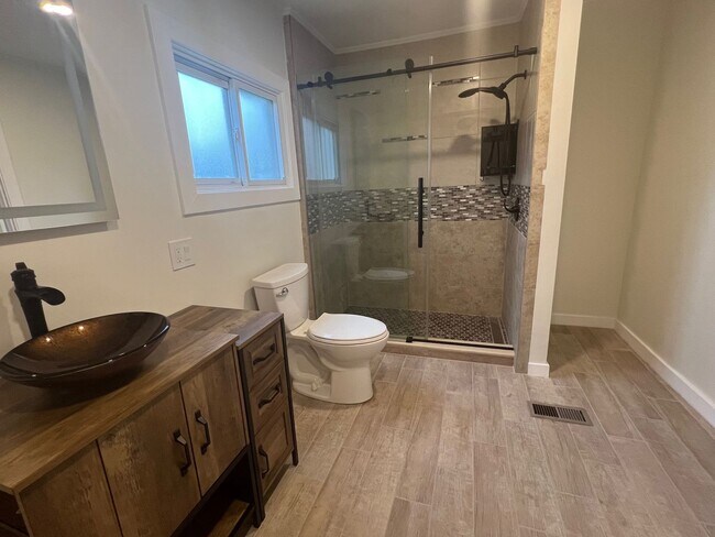 Building Photo - Detroid Shoreway Renovated  4 Bedroom, 2 Bath House with Detached Garage