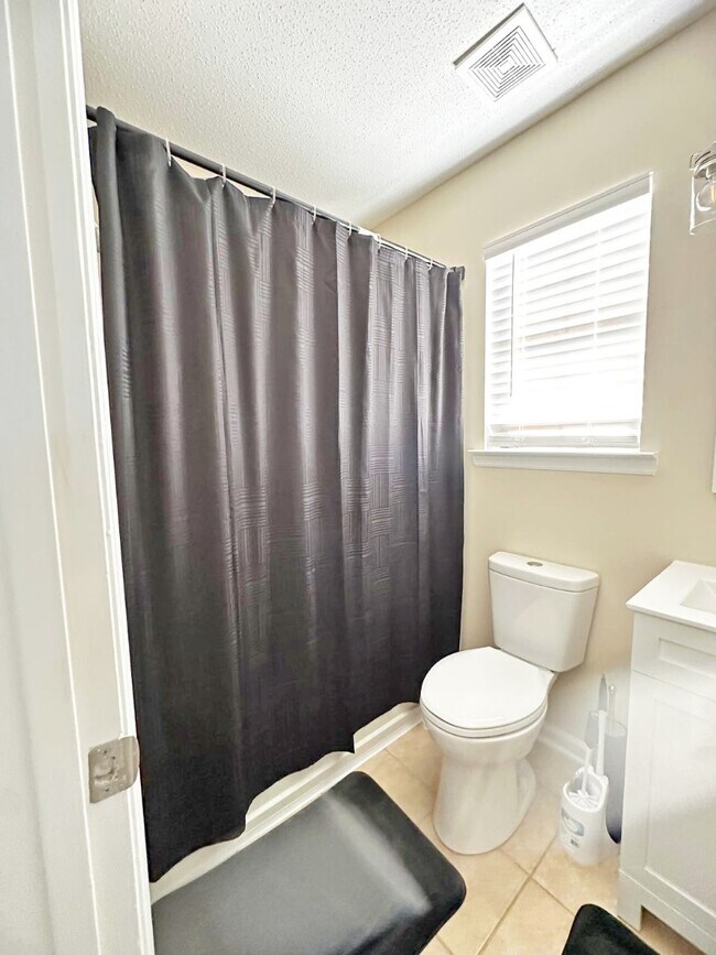 Building Photo - 1526 Woodcrest Cir