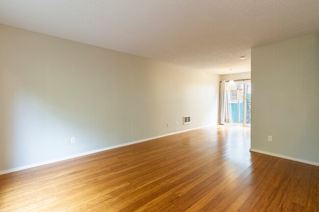 Building Photo - becju03