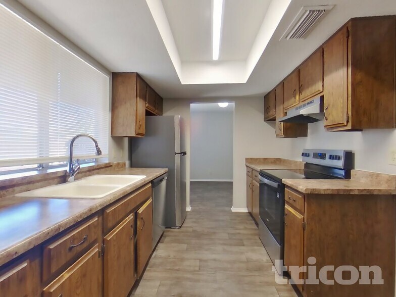 Building Photo - 4323 W Poinsettia Dr