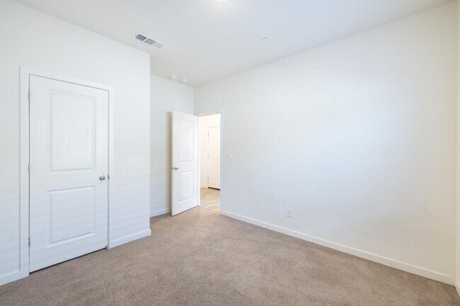 Building Photo - 4 bedroom 2 bath