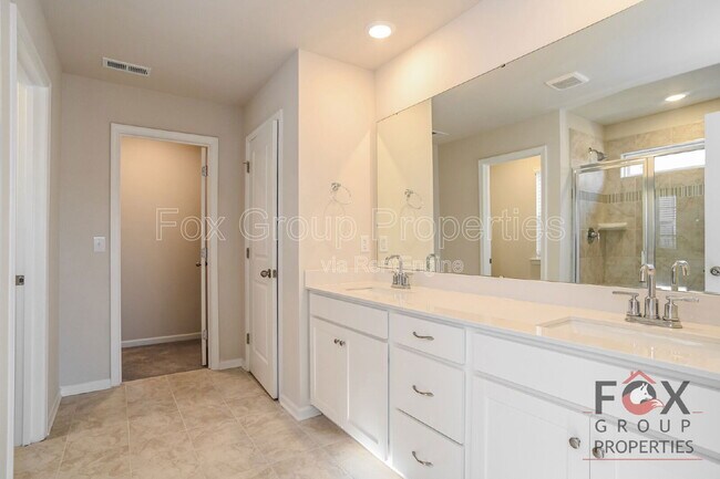 Building Photo - 6295 Fairfax Ct