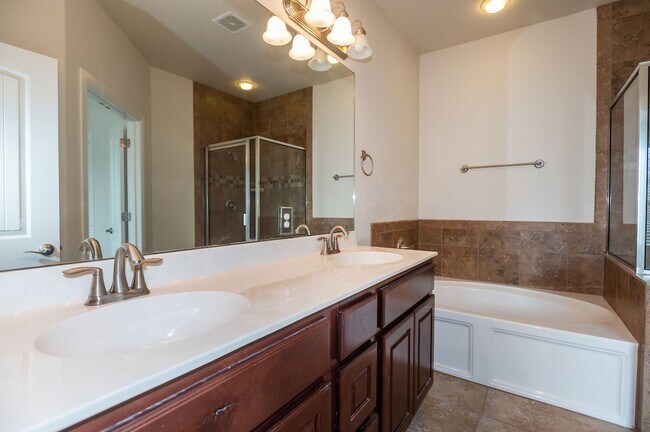 Building Photo - Spacious, Two Story, South Austin Condo!