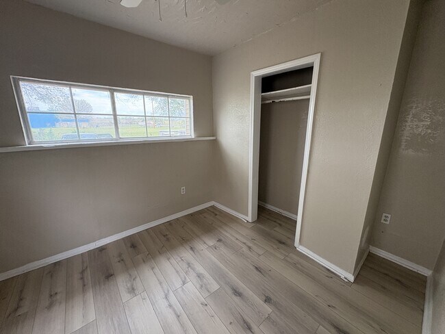 Building Photo - 240 East 30th St N