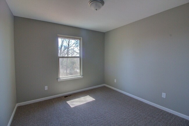Building Photo - 3 Car Garage in Nixa!