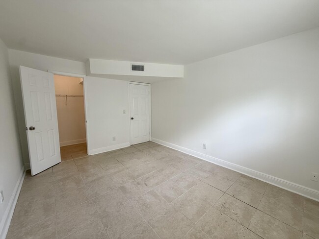 Building Photo - 906 Foresteria Dr