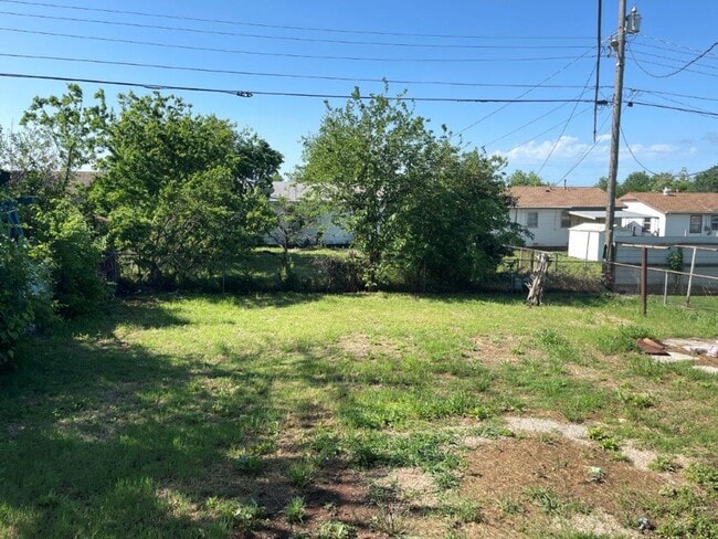 Building Photo - New paint, 3 bed 1 bath 1 car in SE Okc!