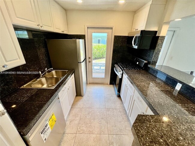 Building Photo - 2700 NE 135th St