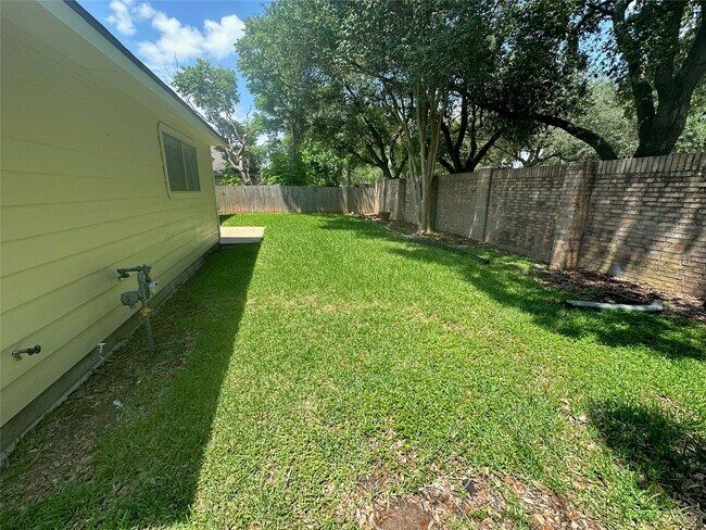 Building Photo - 2711 Colony Dr