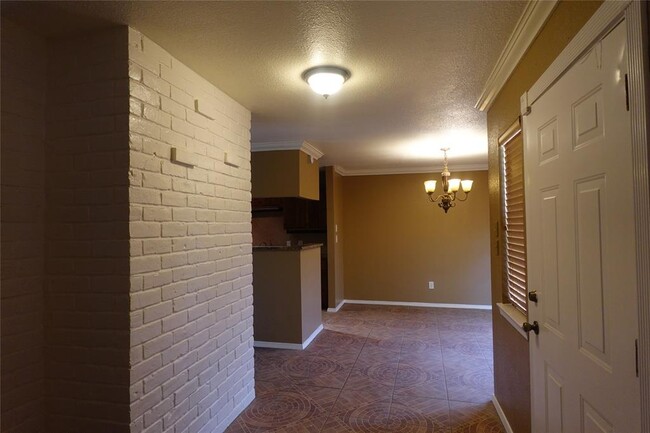Building Photo - 6314 Sandy Oaks Dr