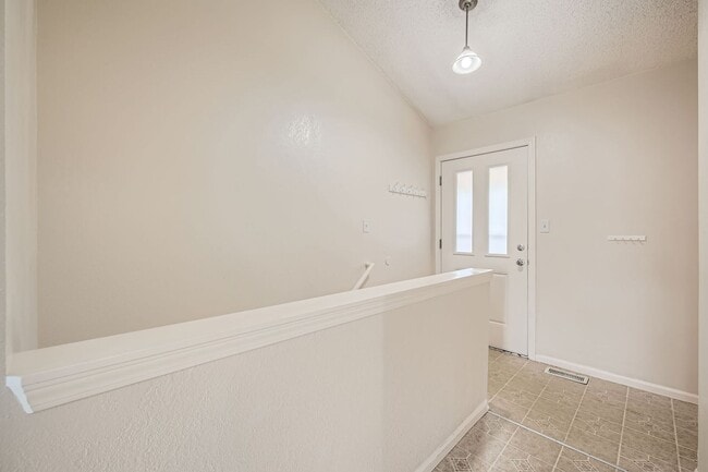 Building Photo - 2 Bedroom, 1 1/2 Half Bath, End Unit Townhome!