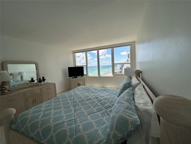 Building Photo - 3505 S Ocean Dr