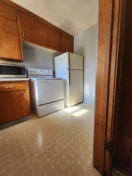 Kitchen - 813 East Ave S