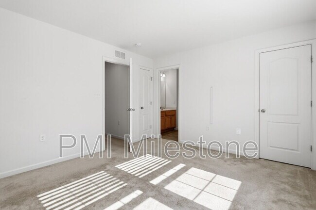 Building Photo - 65 Darien Dr