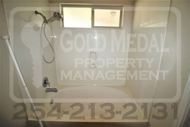Building Photo - Beautiful 3-bedroom, 2-bathroom home with a 2-car garage now available for rent!