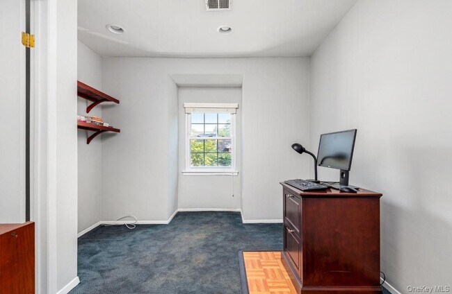 Building Photo - 138 The Knoll