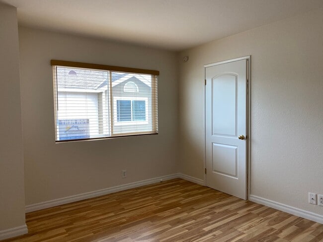 Building Photo - Bright and Spacious 2 Bed/1.5 Bath South O...
