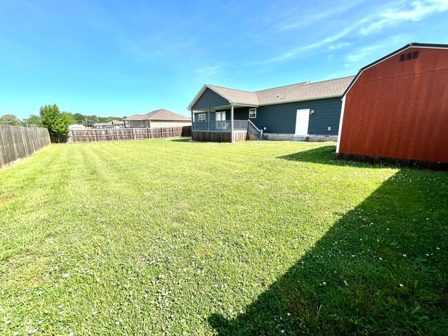 Building Photo - 605 Strawberry Dr