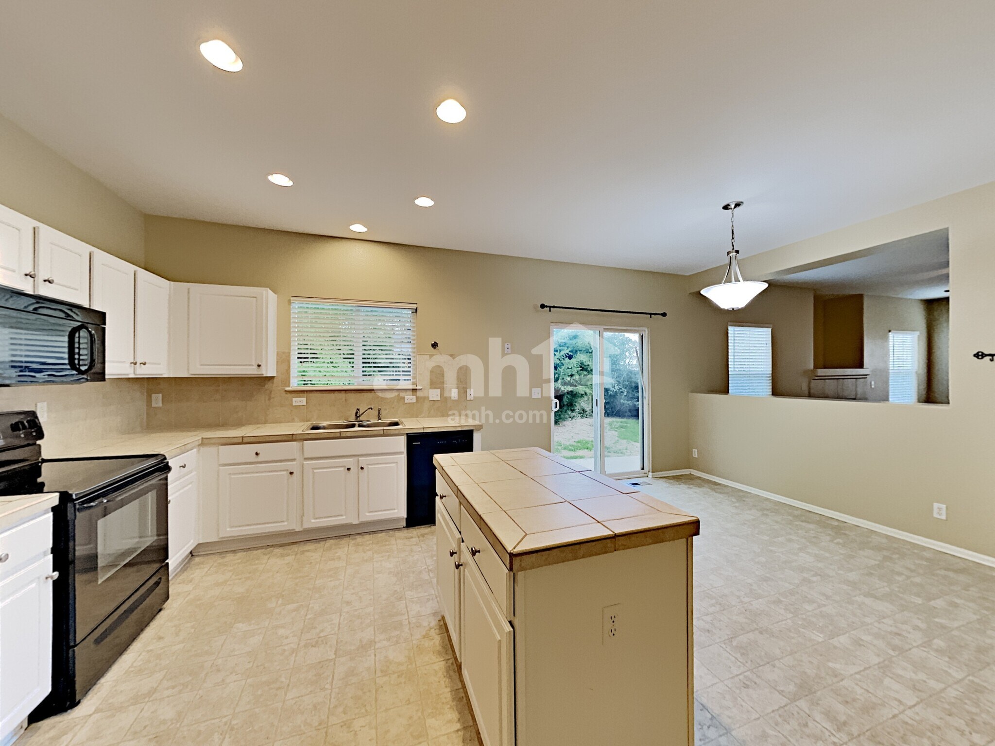 Building Photo - 13954 Ivy St