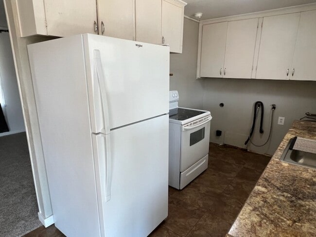 Building Photo - Cute 2 bed/1 bath home with fenced back yard & a/c!