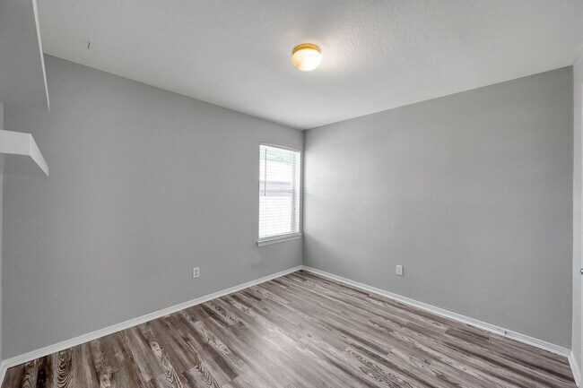 Building Photo - Cozy and quiet 4 bed 2 bath