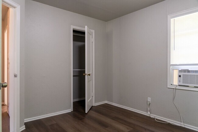 Building Photo - NEWLY RENOVATED 2 BEDROOM HOME!