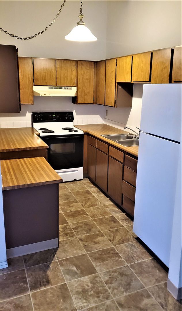 Building Photo - Broad Duplex's