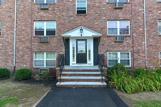 Building Photo - 4 Colonial Village Dr