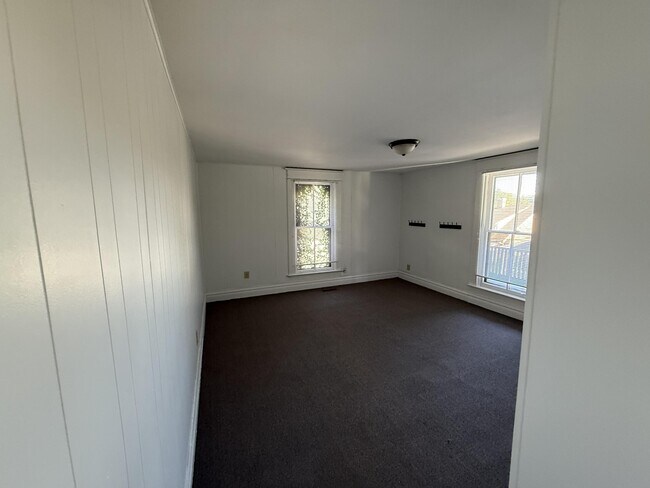 Building Photo - 404 Ewing St