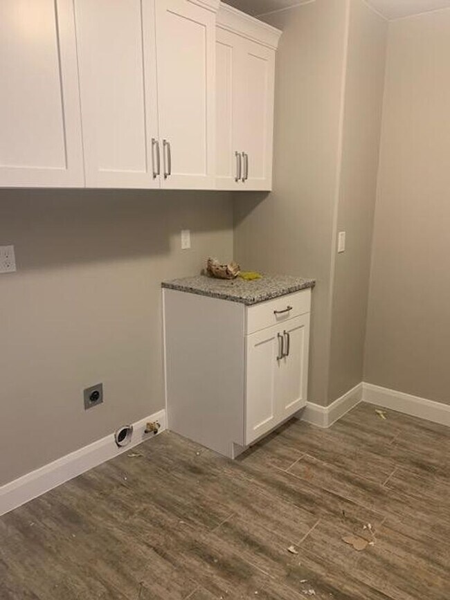 Building Photo - Gorgeous Townhome!  End Unit.
